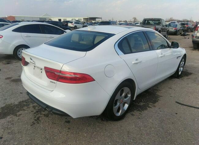 Jaguar XE 2018, 2.0L, porysowany lakier