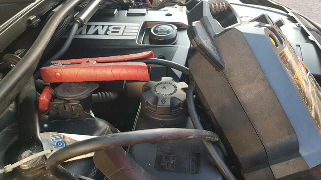 Odpalenie samochodu na kable booster Pomoc Drogowa Laweta