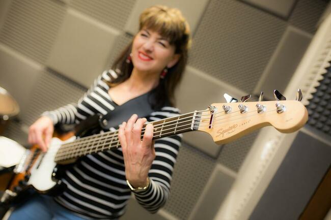 Indywidualne lekcje gitary, perkusji i keyboardu. Angielski