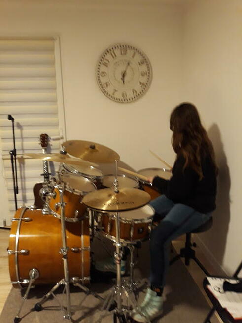 Indywidualne lekcje gitary, perkusji i keyboardu. Angielski