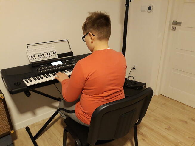 Indywidualne lekcje gitary, perkusji i keyboardu. Angielski