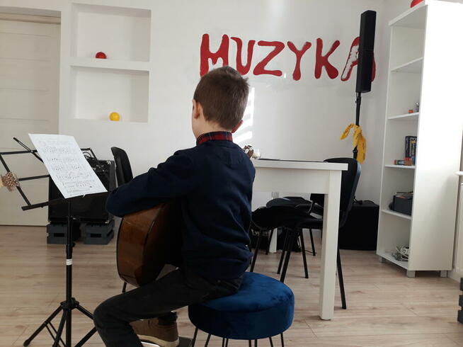 Indywidualne lekcje gitary, perkusji i keyboardu. Angielski