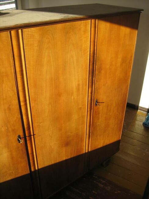 Zabytkowa szafa z litego drewna - cena 50,00 PLN.