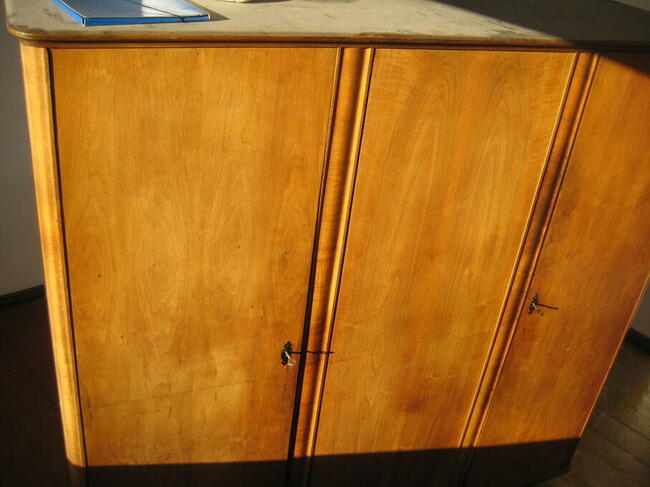 Zabytkowa szafa z litego drewna - cena 50,00 PLN.