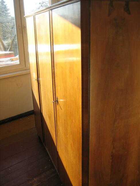 Zabytkowa szafa z litego drewna - cena 50,00 PLN.