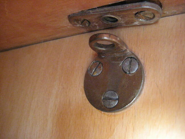 Zabytkowa szafa z litego drewna - cena 50,00 PLN.