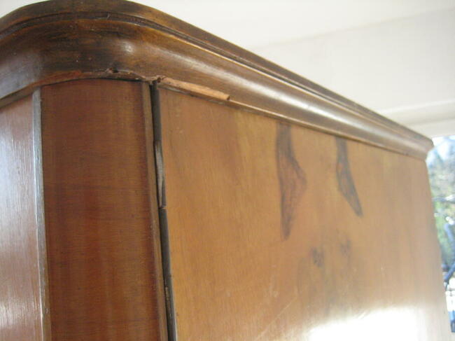 Zabytkowa szafa z litego drewna - cena 50,00 PLN.