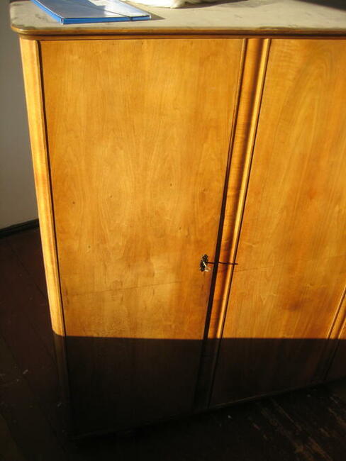 Zabytkowa szafa z litego drewna - cena 50,00 PLN.