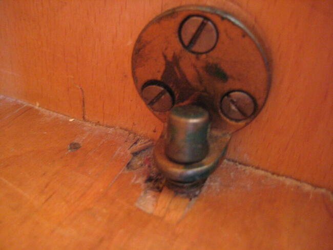 Zabytkowa szafa z litego drewna - cena 50,00 PLN.