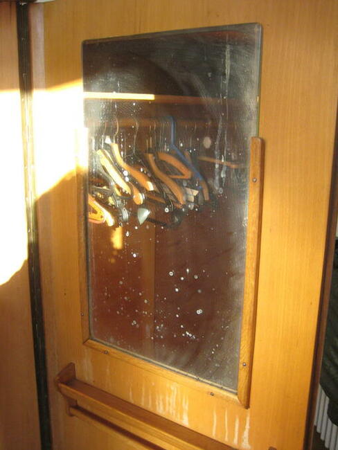 Zabytkowa szafa z litego drewna - cena 50,00 PLN.