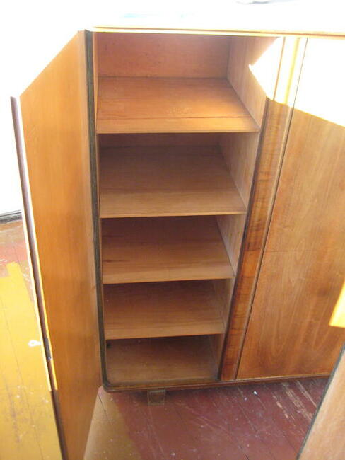 Zabytkowa szafa z litego drewna - cena 50,00 PLN.