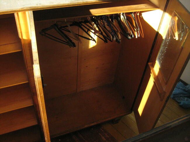 Zabytkowa szafa z litego drewna - cena 50,00 PLN.