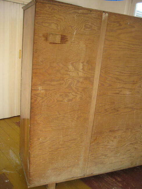 Zabytkowa szafa z litego drewna - cena 50,00 PLN.