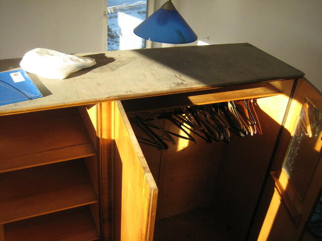 Zabytkowa szafa z litego drewna - cena 50,00 PLN.