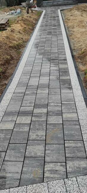 Wykonawca ogrodzenia z siatki klinkieru łupanego i układanie