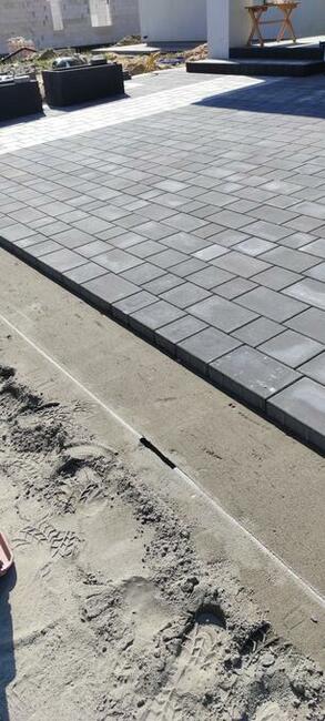 Wykonawca ogrodzenia z siatki klinkieru łupanego i układanie