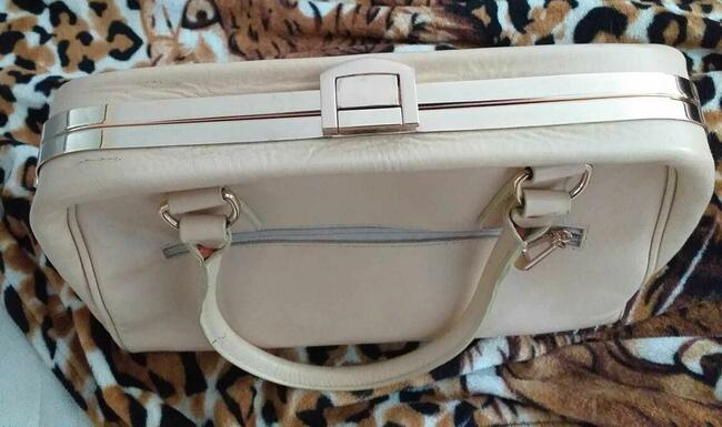 Torebka piękna w kolorze kremowym-wspierasz zwierzaki-aktualne