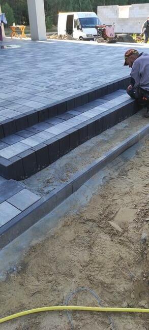 Wykonawca ogrodzenia z siatki klinkieru łupanego i układanie