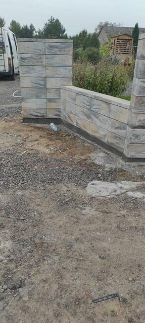 Wykonawca ogrodzenia z siatki klinkieru łupanego i układanie