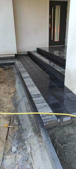 Wykonawca ogrodzenia z siatki klinkieru łupanego i układanie