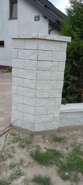 Pustaki ogrodzeniowe gładkie, łupane