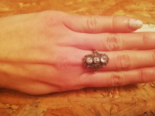 Sprzedam piękny srebrny pierścionek z diamentami.