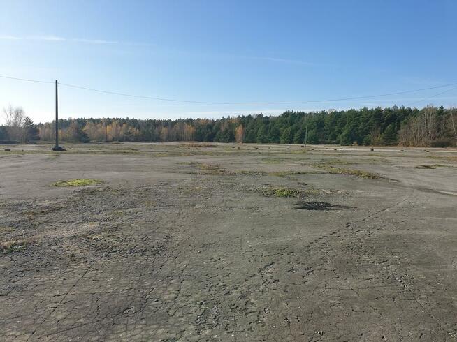 Plac utwardzony, ogrodzony, prąd, woda