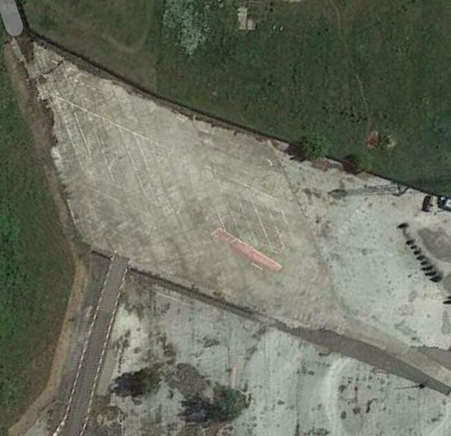 Plac utwardzony, ogrodzony, prąd, woda