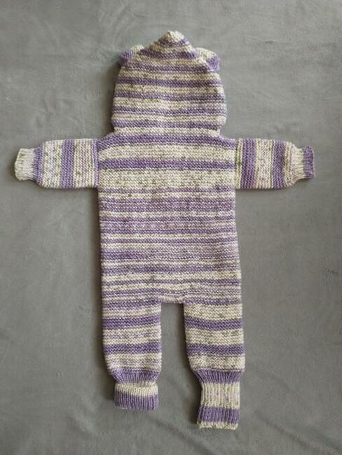 Ręcznie robiony kombinezon niemowlęcy z kapturem - eskimosik