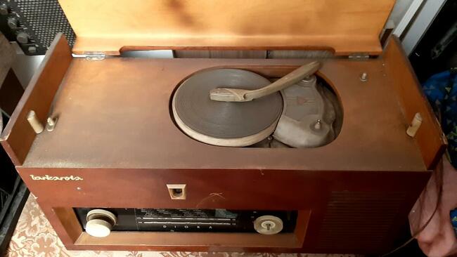Kolekcjonerskie radio-gramofon Diora z 1965 rok
