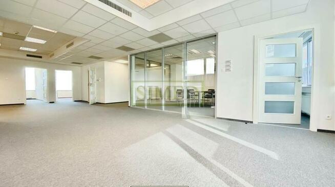 Przy stacji metra , nowoczesny biurowiec Mokotów