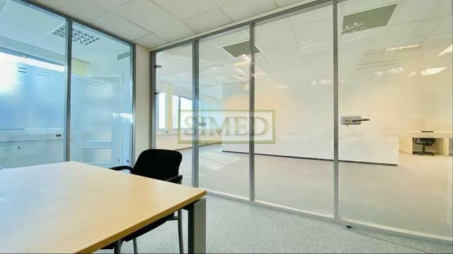 Przy stacji metra , nowoczesny biurowiec Mokotów