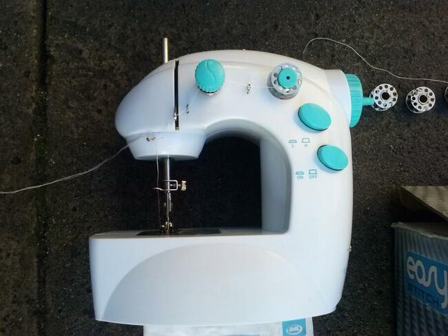 Lekka przenośna minimaszyna do szycia Easy Stitch, 45 zł.