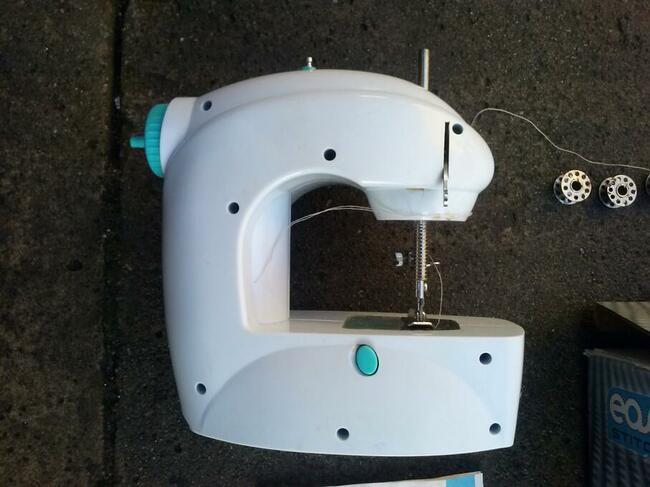 Lekka przenośna minimaszyna do szycia Stitch, 45 zł.