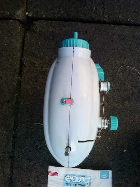 Lekka przenośna minimaszyna do szycia Stitch, 45 zł.