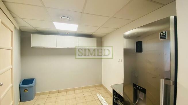 Biurowiec 5 minut od stacji metra.