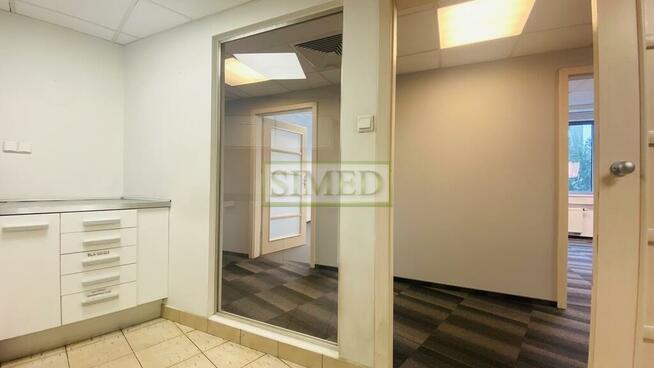 Biurowiec 5 minut od stacji metra.