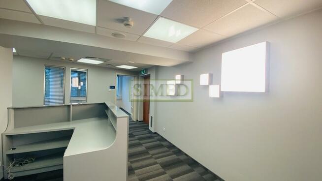 Biurowiec 5 minut od stacji metra.