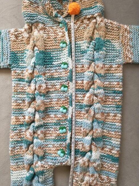 Ręcznie robiony kombinezon niemowlęcy z kapturem - wytworek