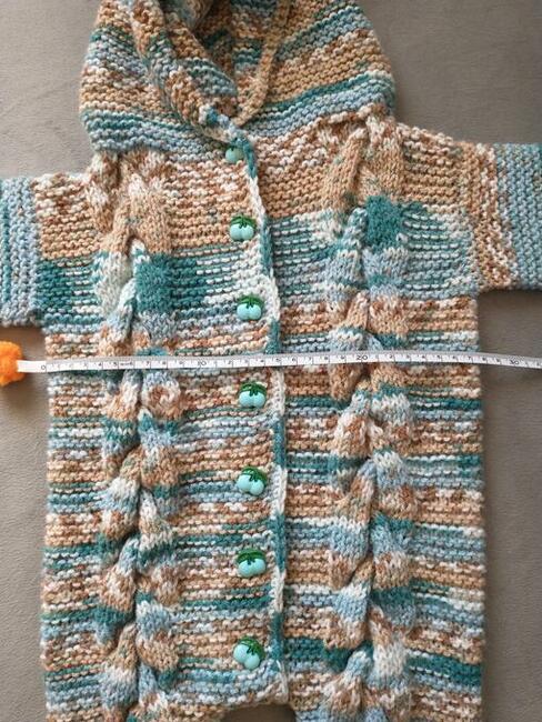 Ręcznie robiony kombinezon niemowlęcy z kapturem - wytworek