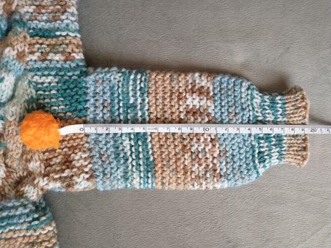 Ręcznie robiony kombinezon niemowlęcy z kapturem - wytworek