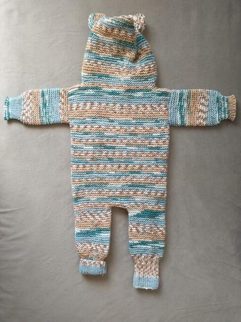Ręcznie robiony kombinezon niemowlęcy z kapturem - wytworek