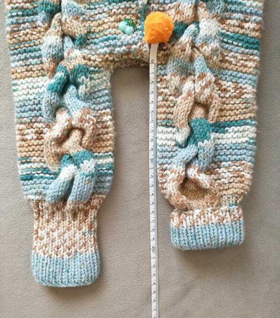 Ręcznie robiony kombinezon niemowlęcy z kapturem - wytworek