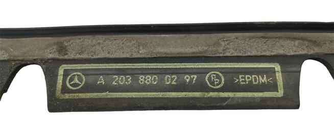 Mercedes C W203 uszczelka błotnika górna prawa