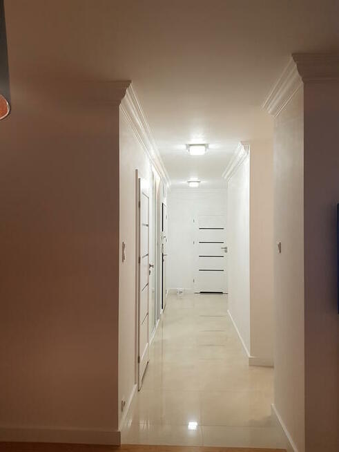 Montaż sztukaterii i cokołów przypodłogowych