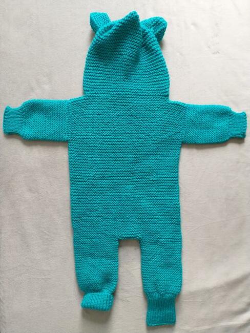 Ręcznie robiony kombinezon niemowlęcy z kapturem - turkuś