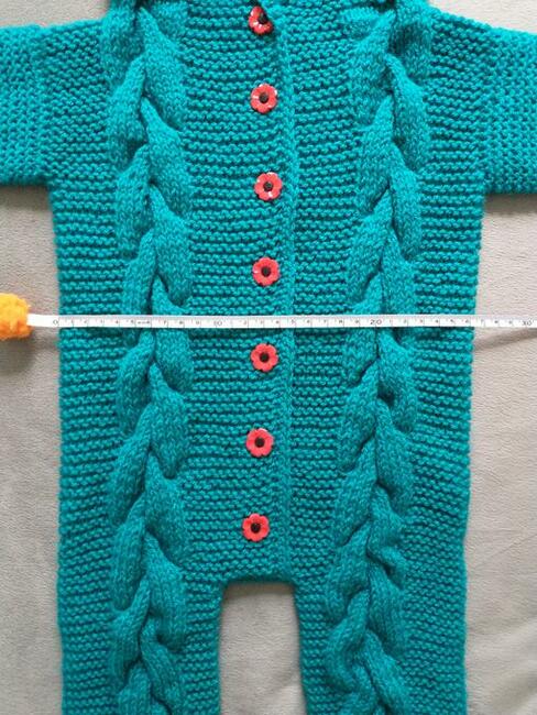 Ręcznie robiony kombinezon niemowlęcy z kapturem - turkuś