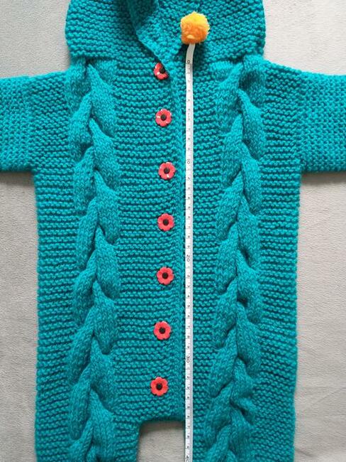 Ręcznie robiony kombinezon niemowlęcy z kapturem - turkuś