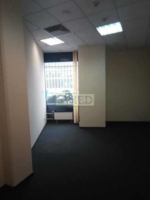 Showroom ,otwarta przestrzeń,przy wejściu ochrona