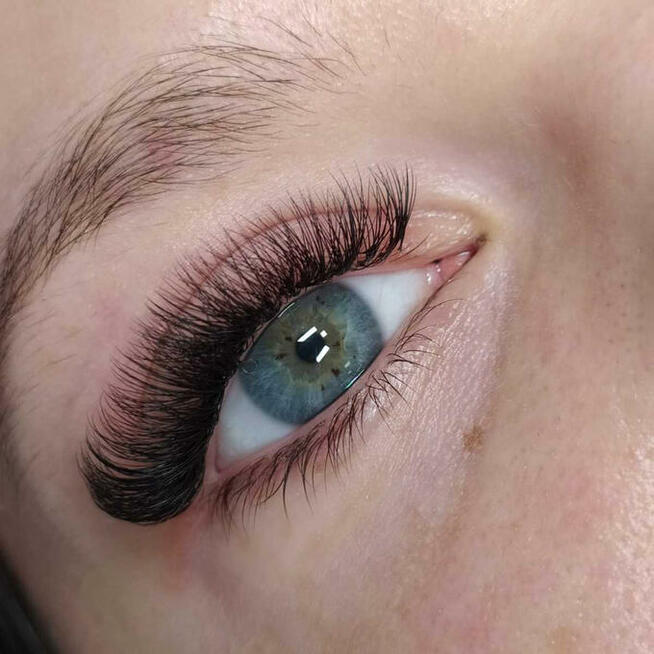 Stylizacja rzęs. Studio Manufaktura Piękna Oświęcim.